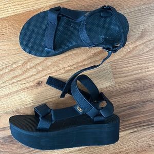 Teva platforms size 6